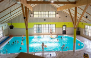 Menschen im Hallenbad - EuroParcs Limburg - Susteren, Limburg, Niederlande
