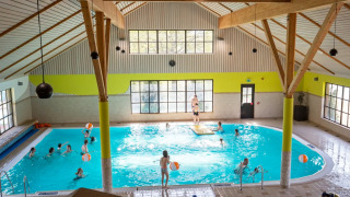 Mensen in binnenzwembad - EuroParcs Limburg - Susteren, Limburg, Nederland