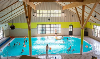 Gente en la piscina cubierta - EuroParcs Limburg - Susteren, Limburgo, Países Bajos