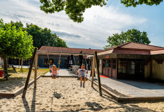Les enfants sur une balançoire - EuroParcs Limburg - Susteren, Limburg, Pays-Bas