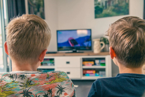 Niños frente al televisor - EuroParcs Limburg - Susteren, Limburgo, Países Bajos
