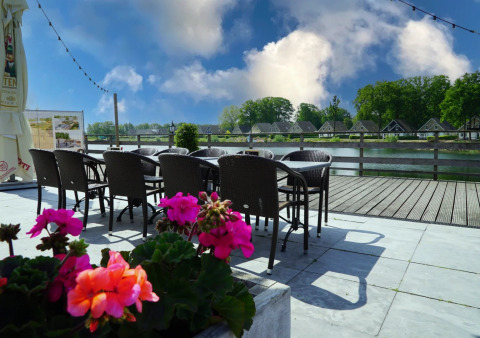 Terrasse am Wasser - EuroParcs Limburg - Susteren, Limburg, Niederlande