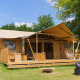 Glamping telt La Gran Vida ved Resort de Parel i Holland med træterrasse og hængekøje på græsplænen.