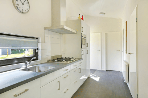 Cocina moderna y luminosa en Lodge Grand Modern, Holiday Park De Lochemse Berg, Países Bajos, con ventana grande.