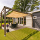 Solrig terrasse ved Lodge Mistique i Holiday Park De Lochemse Berg, Nederlandene, med moderne indretning.