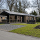Moderne hytte ved Holiday Park De Lochemse Berg i Holland, med terrasse, havemøbler og natur omkring.