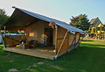 Tenda safari con servizi igienici al Camping La Dolce Vita nei Paesi Bassi, posizionata su prato verde.