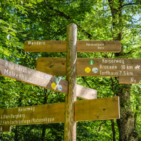 Señal que indica rutas de senderismo, Parque Nacional de Harz, Baja Sajonia, Alemania