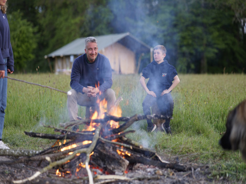 Menschen am Lagerfeuer - Voda-Zelt - Camping Domaine Bleu Celeste - Couleuvre - Auvergne-Rhone-Alpes - Frankreich