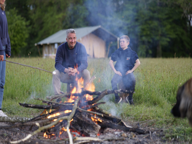 Des gens autour d'un feu de camp - Voda-Tent - Camping Domaine Bleu Celeste - Couleuvre - Auvergne-Rhone-Alpes - France