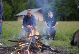 Menschen am Lagerfeuer - Voda-Zelt - Camping Domaine Bleu Celeste - Couleuvre - Auvergne-Rhone-Alpes - Frankreich