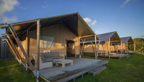 Comfort Safari tenten bij Camping 't Veld in Nederland, met houten terras en comfortabele zitjes.
