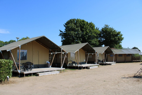 Safari-Zelte im Freizeitpark und Yachthafen Rhederlaagse Meren in den Niederlanden an einem sonnigen Tag.