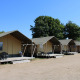 Safari-telte ved Rekreationspark og Marina Rhederlaagse Meren i Holland, opstillet under blå himmel.