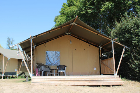 Tienda safari con baño en Rhederlaagse Meren, Países Bajos, con terraza y muebles exteriores delante.