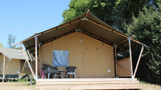 Tienda safari con baño en Rhederlaagse Meren, Países Bajos, con terraza y muebles exteriores delante.