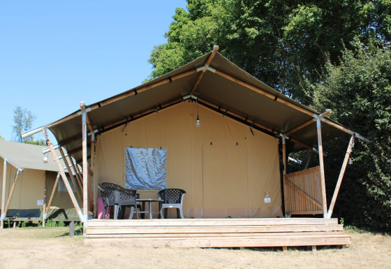 Tienda safari con baño en Rhederlaagse Meren, Países Bajos, con terraza y muebles exteriores delante.