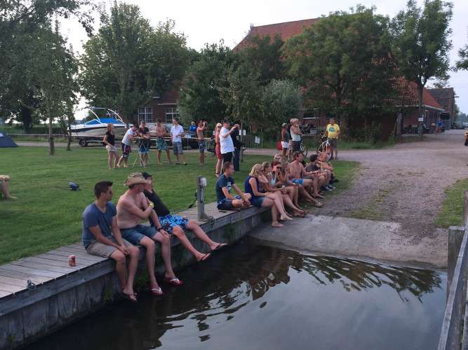 Menschen entspannen sich am Wasser im Ferienpark Camping Pasveer in Friesland, Niederlande.