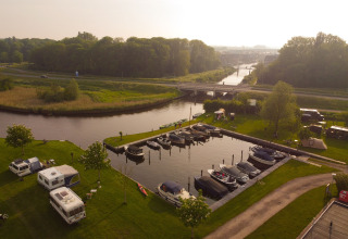 Vista aerea di Camping Pasveer in Frisia, Paesi Bassi, con barche, camper e zone verdi.