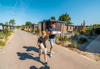 Marcher avec de la nourriture dans le parc - EuroParcs Poort van Zeeland - Hellevoetsluis, Hollande méridionale, Pays-Bas
