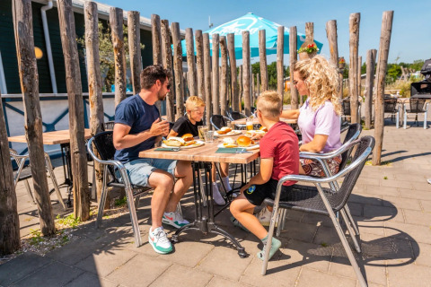 Comer en la terraza - EuroParcs Poort van Zeeland - Hellevoetsluis, Holanda Meridional, Países Bajos