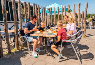 Comer en la terraza - EuroParcs Poort van Zeeland - Hellevoetsluis, Holanda Meridional, Países Bajos