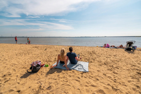 Sidder på stranden - EuroParcs Poort van Zeeland - Hellevoetsluis, Sydholland, Holland