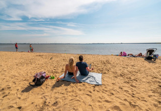 Seduto sulla spiaggia - EuroParcs Poort van Zeeland - Hellevoetsluis, Olanda Meridionale, Paesi Bassi