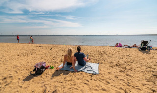 Sentado en la playa - EuroParcs Poort van Zeeland - Hellevoetsluis, Holanda Meridional, Países Bajos