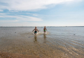 Kinder im Wasser - EuroParcs Poort van Zeeland - Hellevoetsluis, Südholland, Niederlande