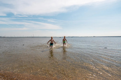 Niños en el agua - EuroParcs Poort van Zeeland - Hellevoetsluis, Holanda Meridional, Países Bajos