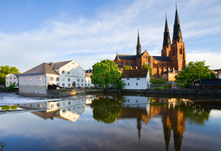 Casas tradicionales y catedral en Uppsala, Suecia