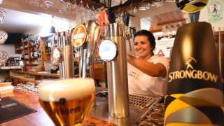 Una camarera sirve cerveza de barril en el parque vacacional Le Camp de Florence en Occitania, Francia.