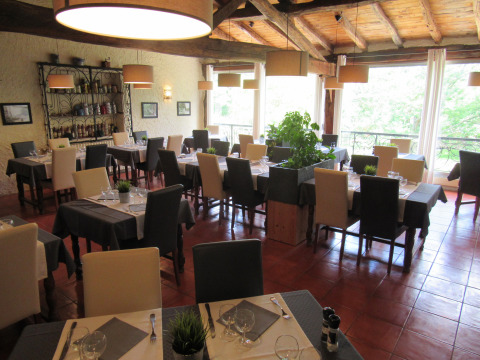 Interno luminoso e accogliente del ristorante al Camp de Florence, villaggio vacanze in Occitania, Francia.