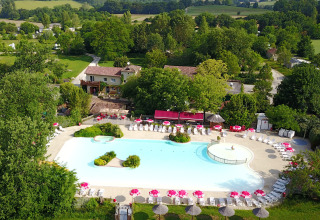 Luchtfoto van het zwembad bij Le Camp de Florence, een vakantiepark in Occitanië, Frankrijk, omringd door groen.