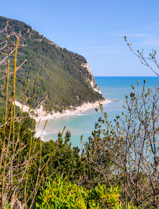 Paisaje costero cerca de Montefiore dell'Aso en Marche, Italia, con colinas verdes y mar turquesa.