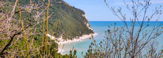 Paysage côtier près de Montefiore dell'Aso, dans les Marches en Italie, avec collines verdoyantes et mer bleue.
