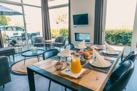 Mesa de desayuno cubierta - EuroParcs De Biesbosch - Dordrecht, Holanda Meridional, Países Bajos
