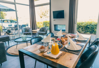 Gedekte ontbijttafel - EuroParcs De Biesbosch - Dordrecht, Zuid-Holland, Nederland