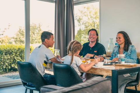 Familia en la mesa del desayuno - EuroParcs De Biesbosch - Dordrecht, Zuid-Holland, Países Bajos