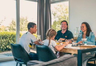 Gezin aan de ontbijttafel - EuroParcs De Biesbosch - Dordrecht, Zuid-Holland, Nederland