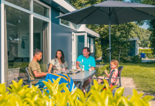 Gezin in achtertuin van accommodatie - EuroParcs De Biesbosch - Dordrecht, Zuid-Holland, Nederland