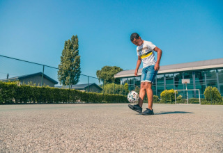 Un niño juega al fútbol - EuroParcs De Biesbosch - Dordrecht, Holanda Meridional, Países Bajos