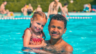 Kinder im Pool - EuroParcs De Biesbosch - Dordrecht, Zuid-Holland, Niederlande