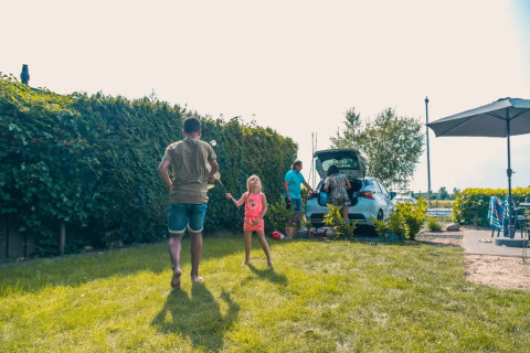 Kinder spielen neben der Unterkunft - EuroParcs De Biesbosch - Dordrecht, Zuid-Holland, Niederlande