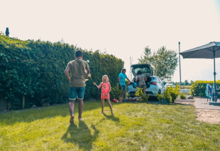Les enfants jouent à côté du logement - EuroParcs De Biesbosch - Dordrecht, Zuid-Holland, Pays-Bas