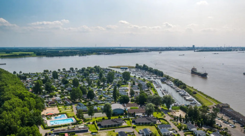 Foto aérea del parque de vacaciones - EuroParcs De Biesbosch - Dordrecht, Holanda Meridional, Países Bajos