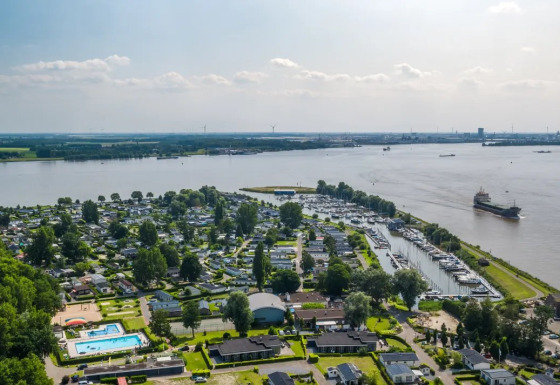 Foto aérea del parque de vacaciones - EuroParcs De Biesbosch - Dordrecht, Holanda Meridional, Países Bajos