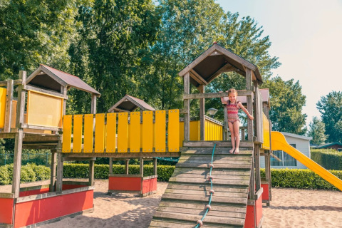 Fille dans l'équipement de l'aire de jeux - EuroParcs De Biesbosch - Dordrecht, Hollande méridionale, Pays-Bas