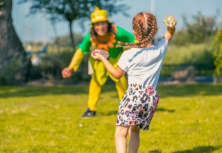 Une fille avec une équipe d'annimation - EuroParcs De Biesbosch - Dordrecht, Zuid-Holland, Pays-Bas